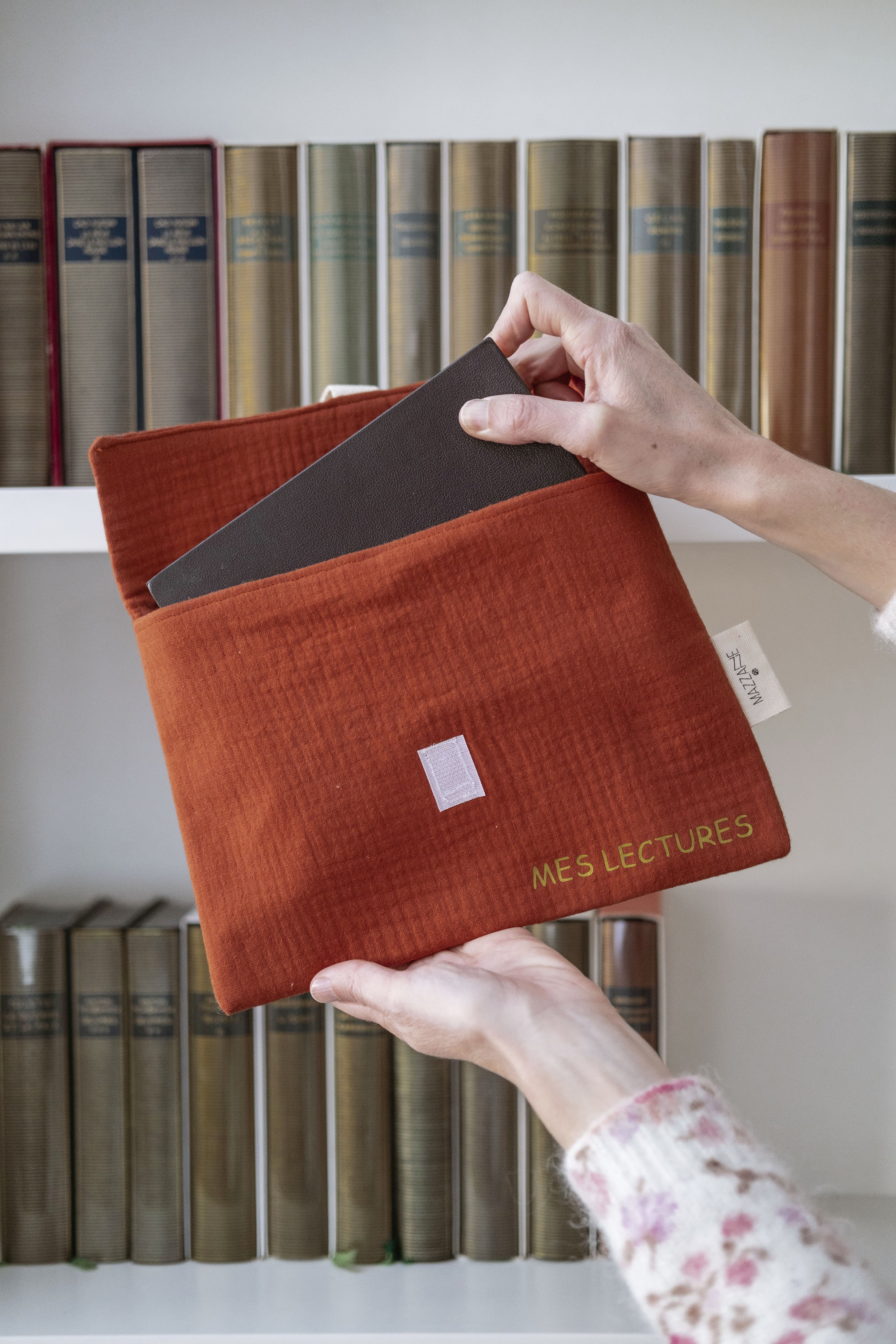 Pochette de protection livre femme personnalisable faite main en France - mazzanne