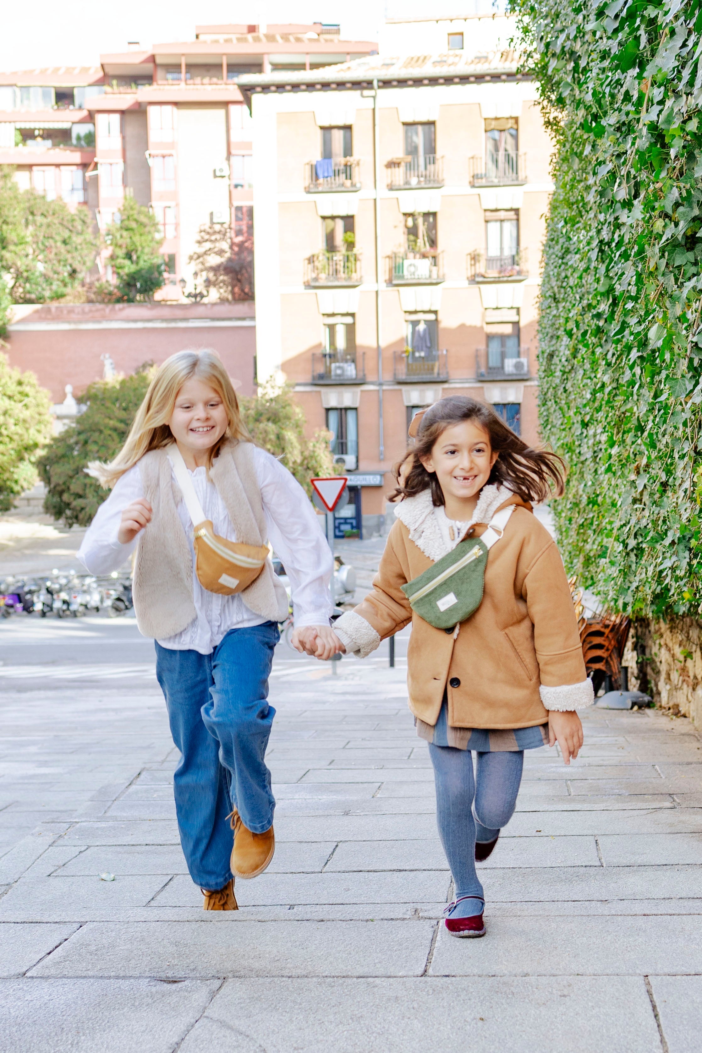 Sac banane enfant ajustable en velours côtelé fait main en France - mazzanne