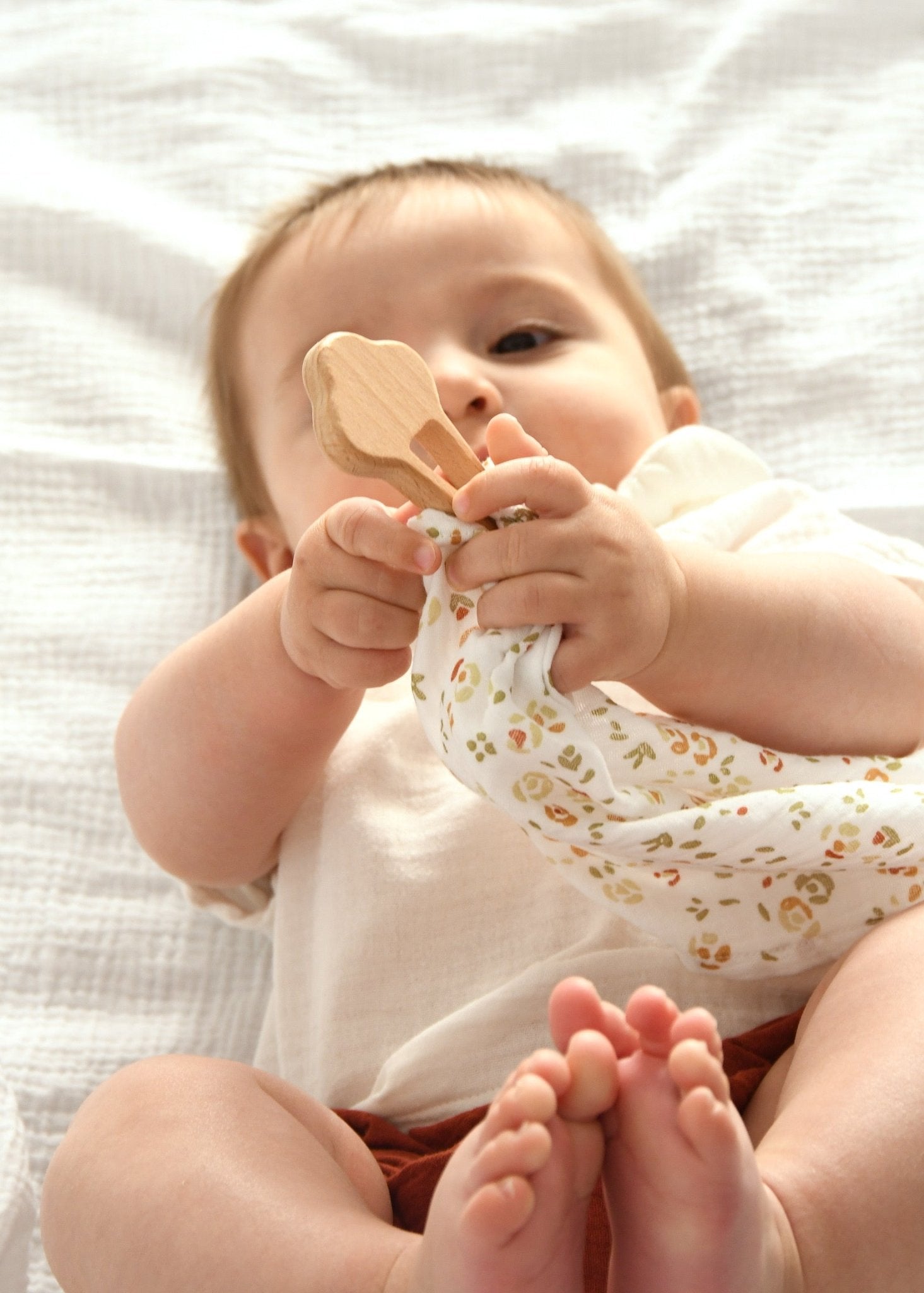 Anneau de dentition bébé personnalisable en bois et lange en gaze de coton fleurs - mazzanne