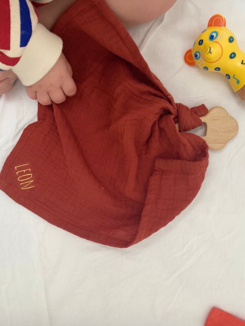 Anneau de dentition bébé personnalisable en bois et lange en gaze de coton terracotta - mazzanne