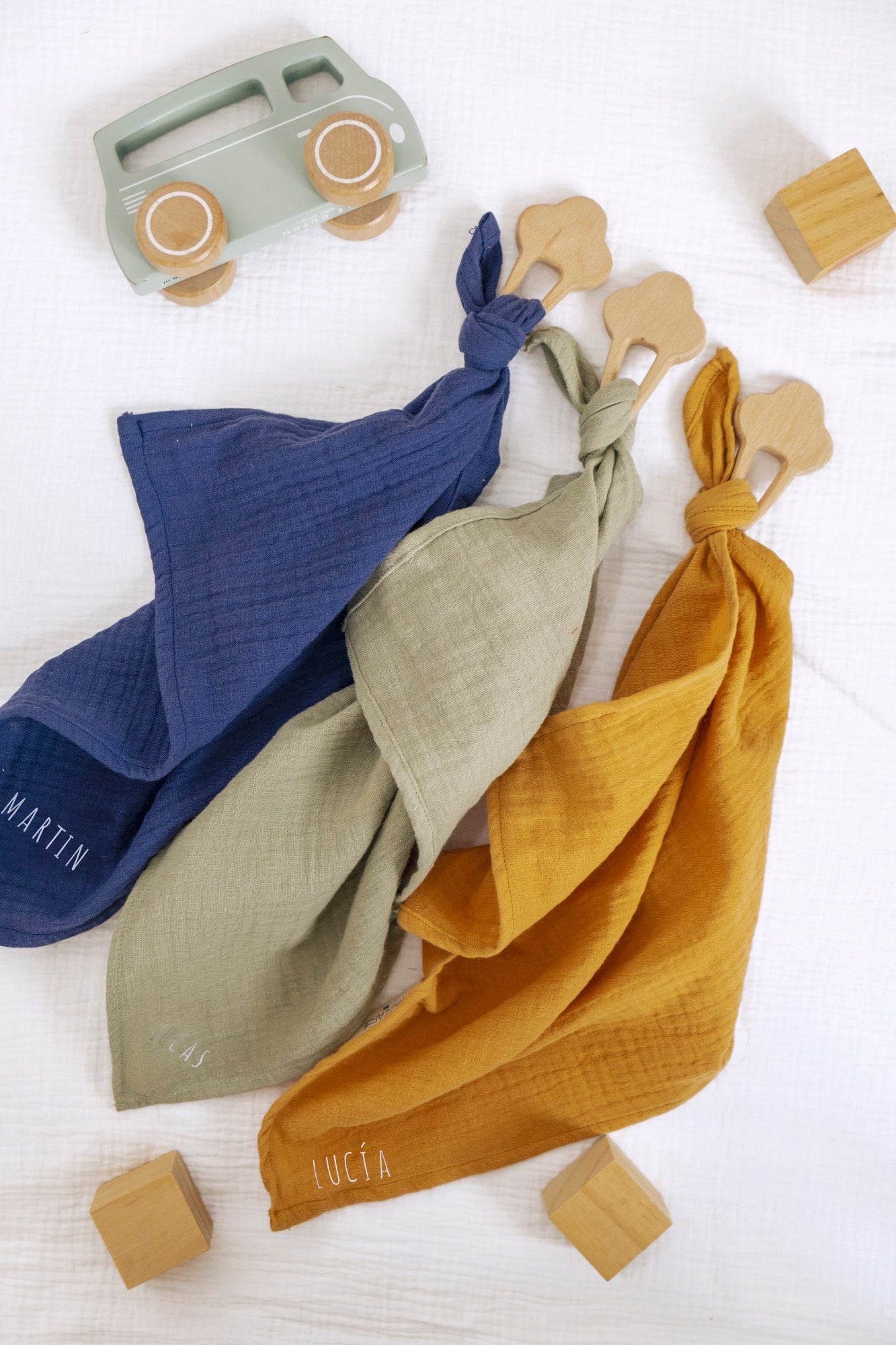 Anneau de dentition bébé personnalisable en bois et lange en gaze de coton vichy beige - mazzanne