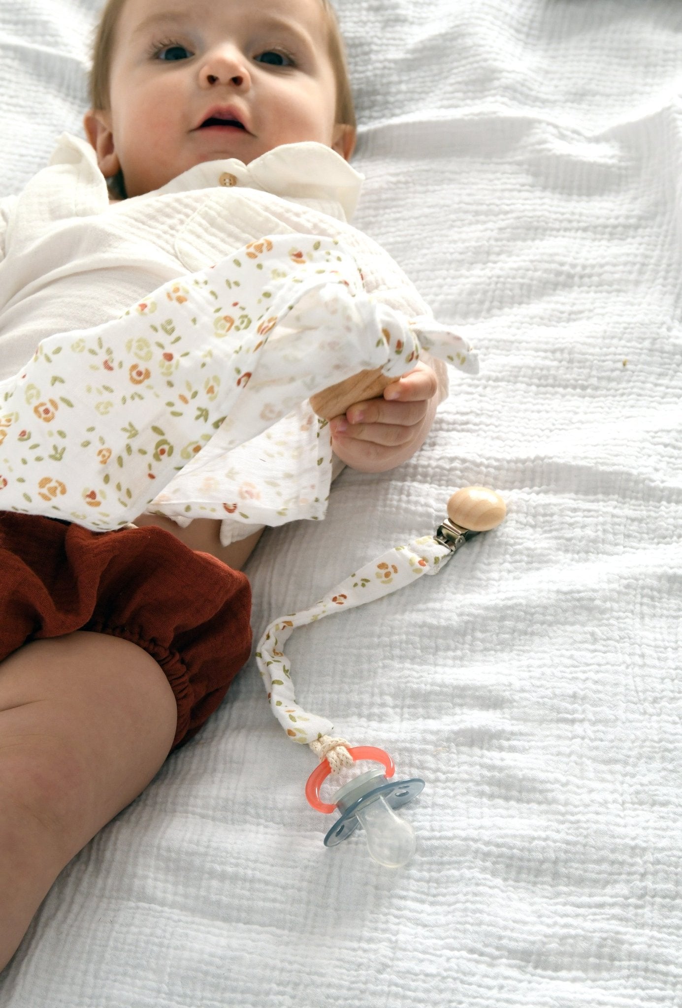 Attache - tétine bébé personnalisable fait main en gaze de coton à fleurs - mazzanne