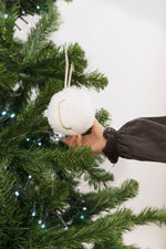 Boule de Noël blanche personnalisable en moumoute décoration festive - Mazzanne