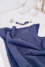 Couverture naissance bébé personnalisable en sherpa et gaze de coton bleu - mazzanne