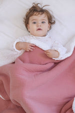 Couverture naissance bébé personnalisable en sherpa et gaze de coton rose - mazzanne