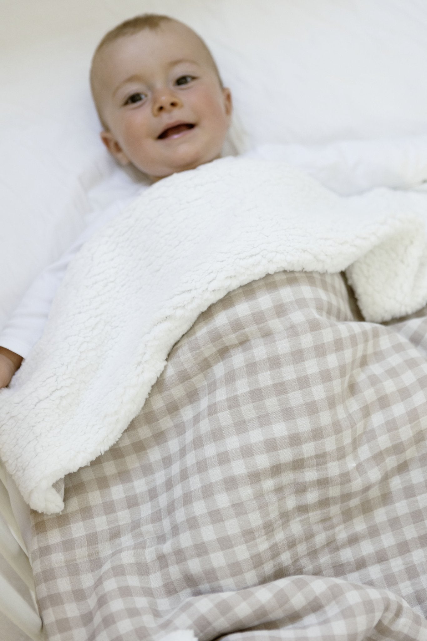 Couverture naissance bébé personnalisable en sherpa et gaze de coton vichy beige - mazzanne