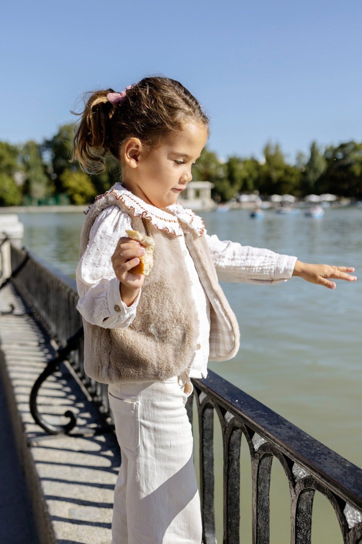 Gilet de berger vêtement bébé et enfant réversible Prado en fausse fourrure - mazzanne