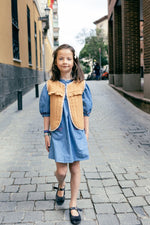 Gilet matelassé fille en gaze de coton camel à volant - Mazzanne