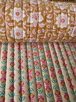 Tissu matelassé réversible fleuri au mètre