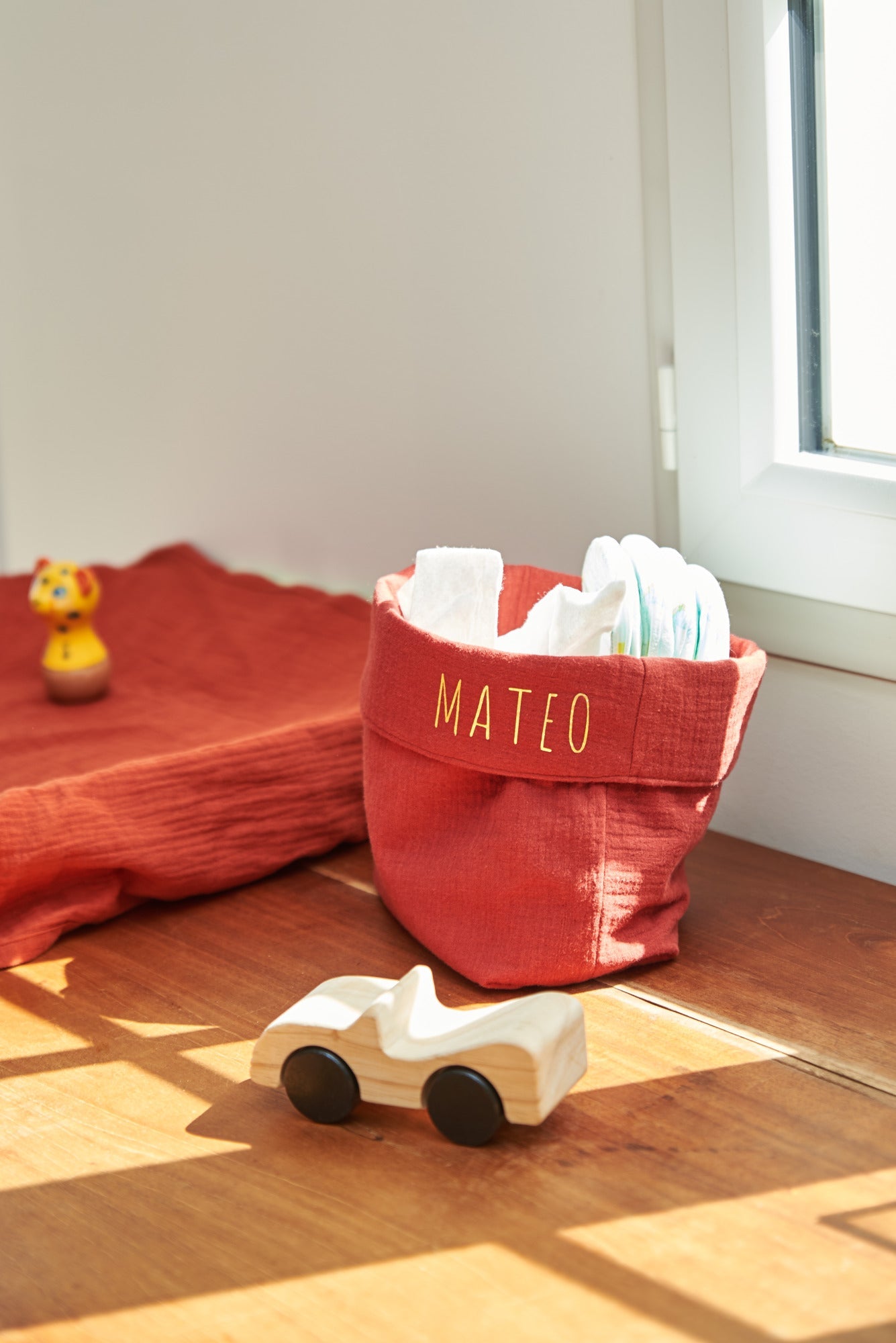 Panière de rangement bébé et enfant personnalisable en gaze de coton terracotta - mazzanne