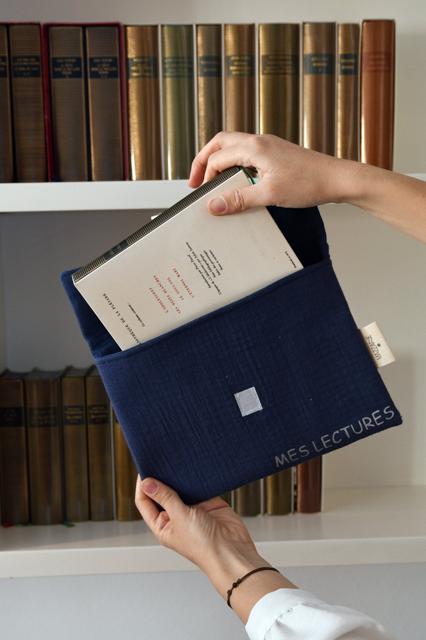 Pochette protection livre femme personnalisable en gaze de coton vichy beige - mazzanne