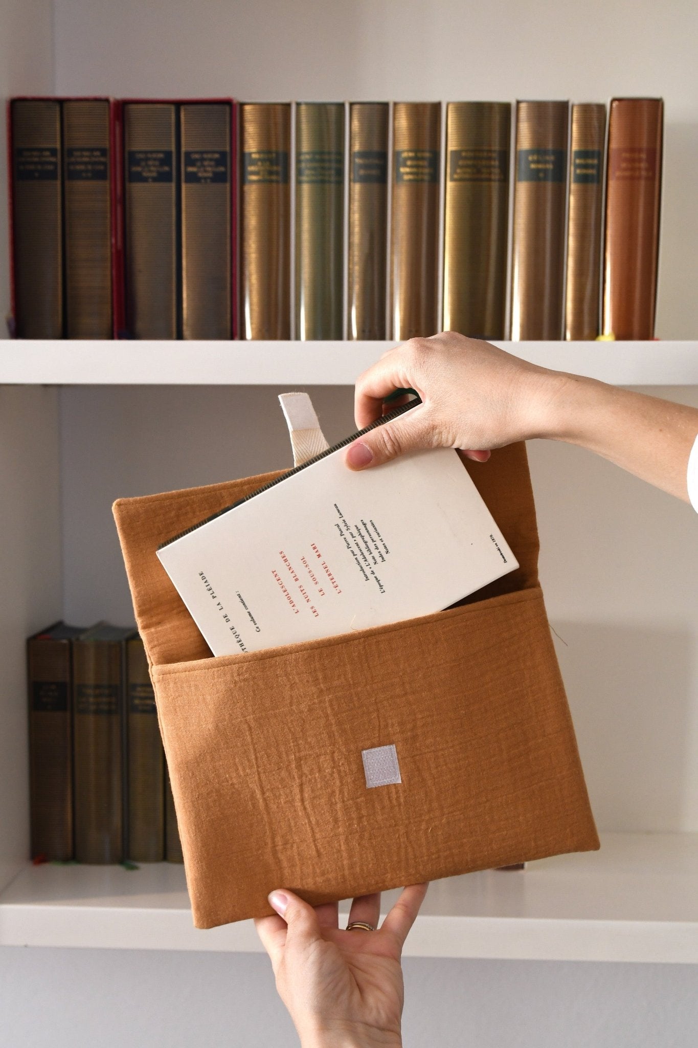 Pochette protection livre femme personnalisable en gaze de coton vichy beige - mazzanne