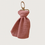 Porte - clés personnalisable femme en gaze de coton rose fait main - mazzanne