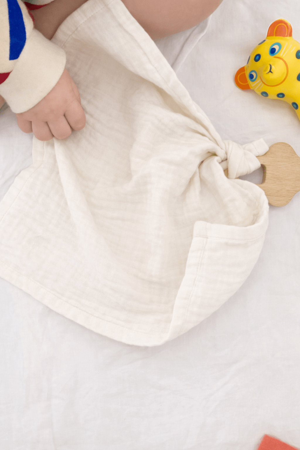 Anneau de dentition bébé personnalisable en bois et lange en gaze de coton écru - Mazzanne