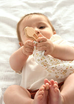 Anneau de dentition bébé personnalisable en bois et lange en gaze de coton fleurs - mazzanne