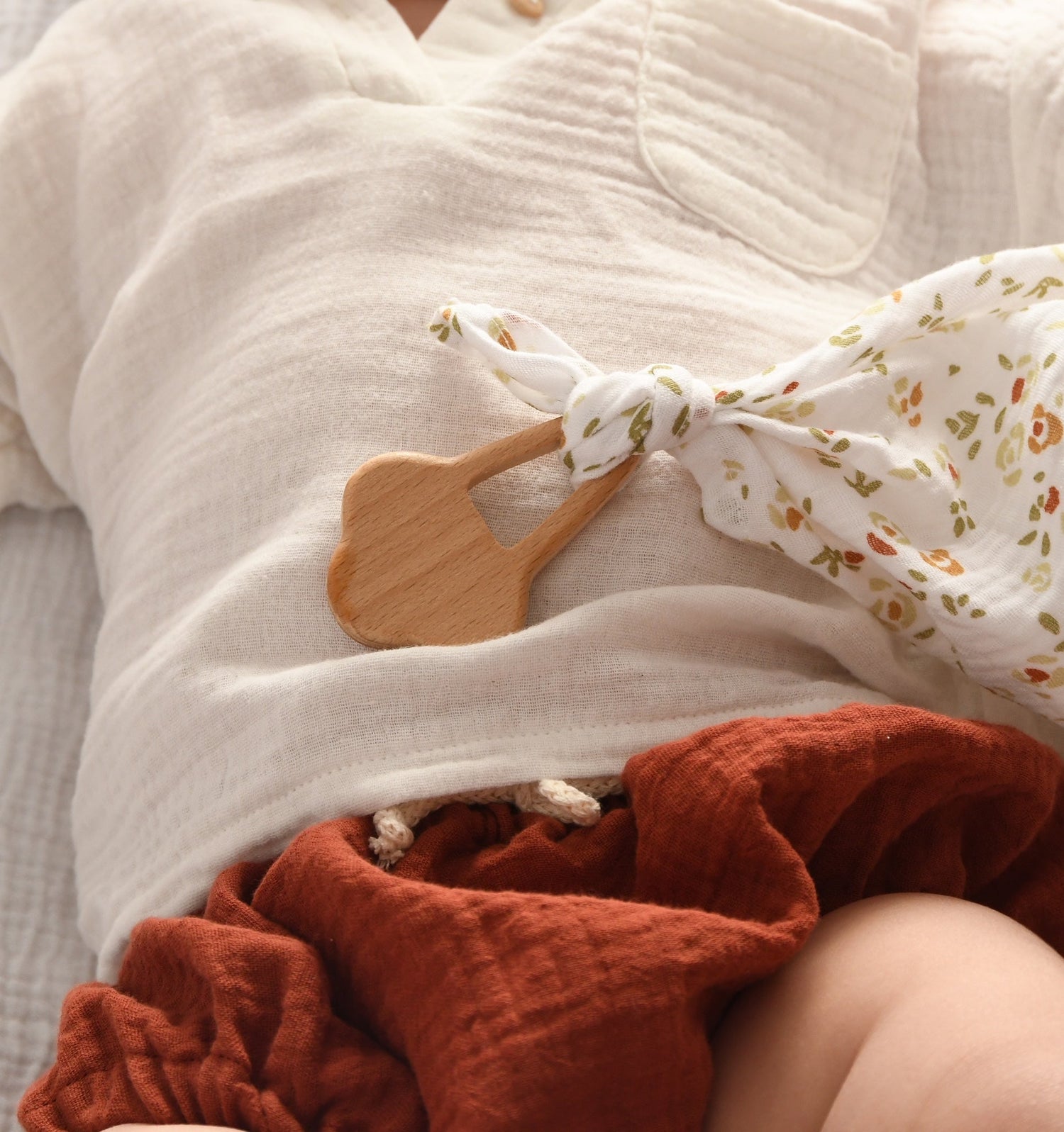 Anneau de dentition bébé personnalisable en bois et lange en gaze de coton fleurs - mazzanne