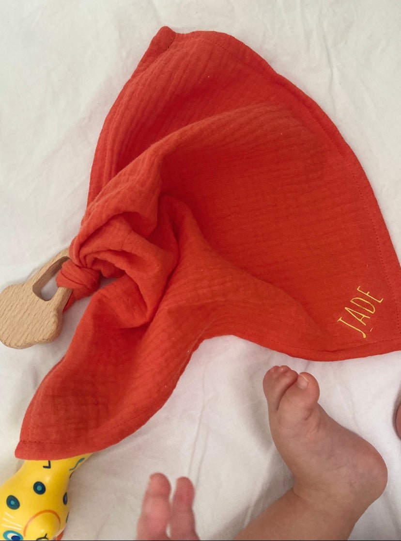 Anneau de dentition bébé personnalisable en bois et lange en gaze de coton tangerine - mazzanne