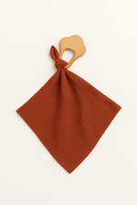 Anneau de dentition bébé personnalisable en bois et lange en gaze de coton terracotta - mazzanne