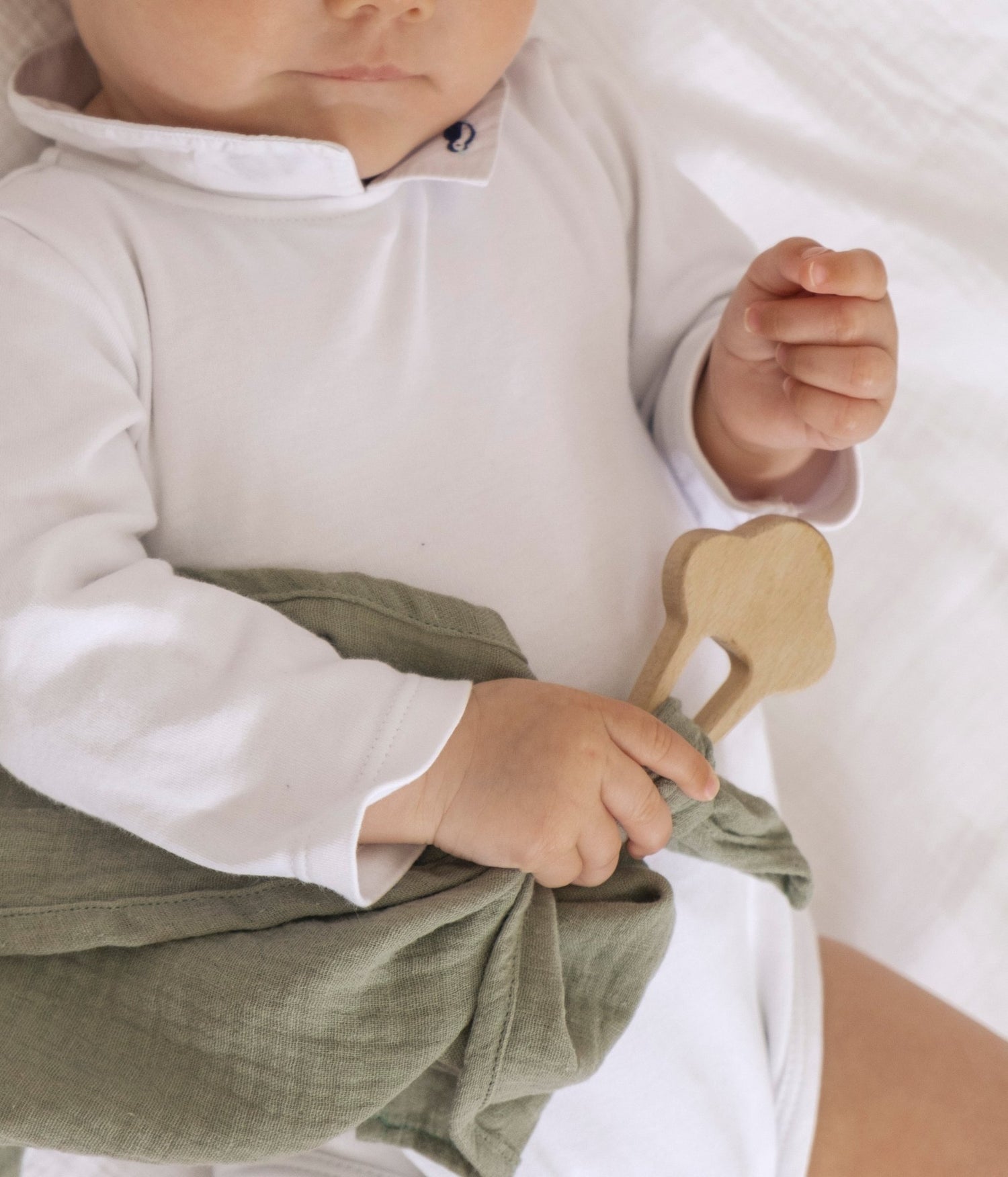 Anneau de dentition bébé personnalisable en bois et lange en gaze de coton vert - mazzanne