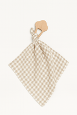 Anneau de dentition bébé personnalisable en bois et lange en gaze de coton vichy beige - mazzanne