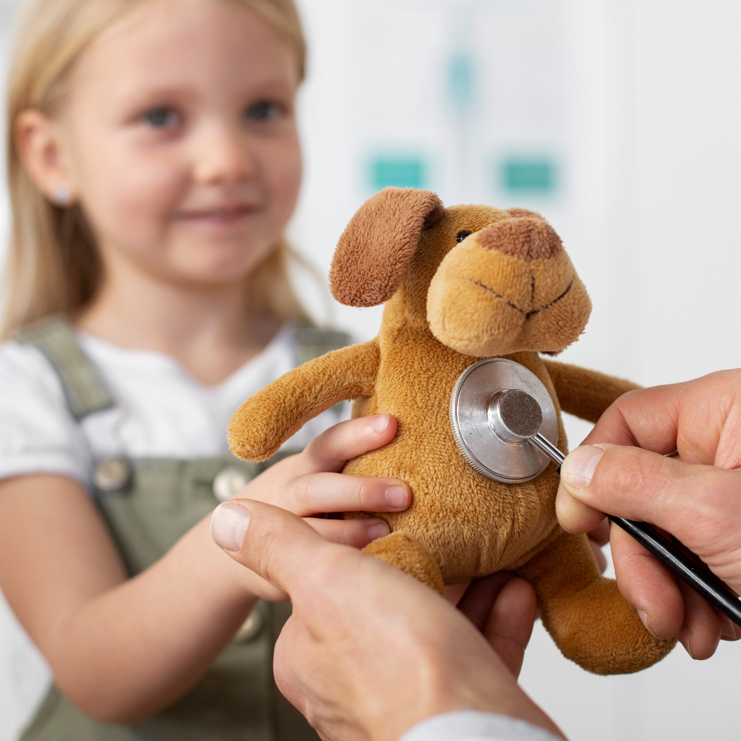 petite fille soigne ourson avec médecin hopital enfant