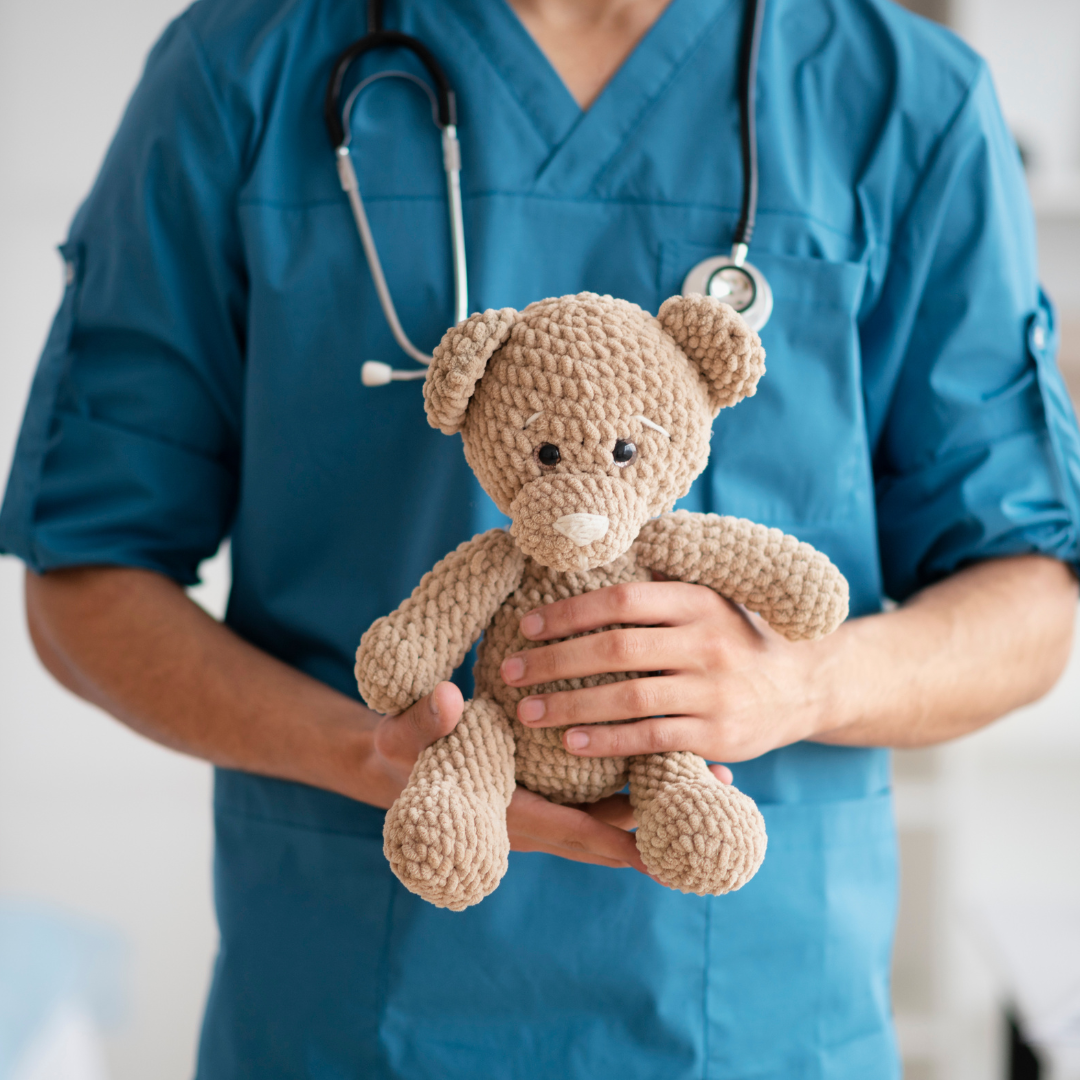 hospitalisation enfant médecin infirmière ourson doudou rassurer