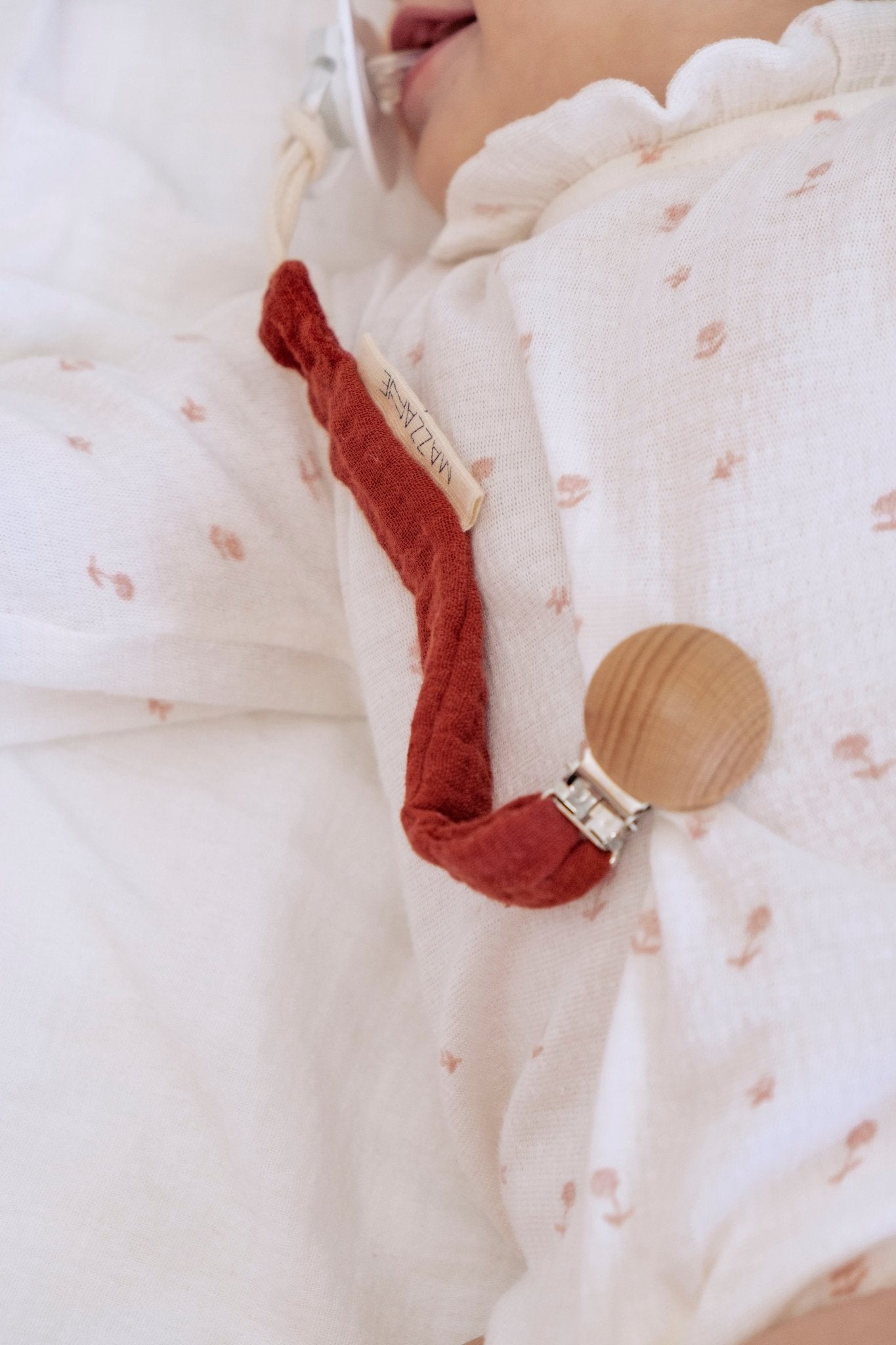 Attache - tétine bébé personnalisable fait main en gaze de coton blanche brodée - mazzanne