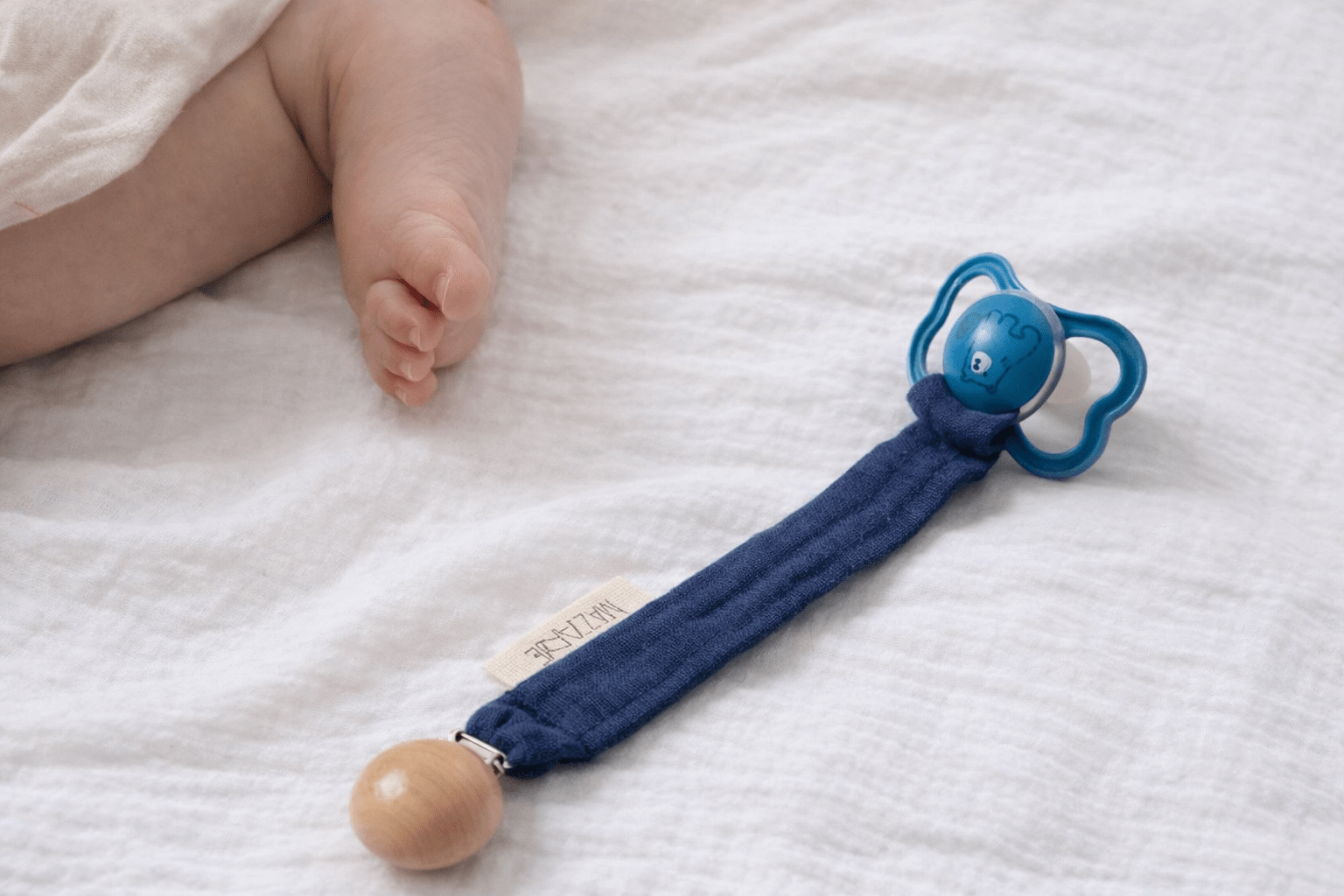 Attache - tétine bébé personnalisable fait main en gaze de coton bleu - Mazzanne