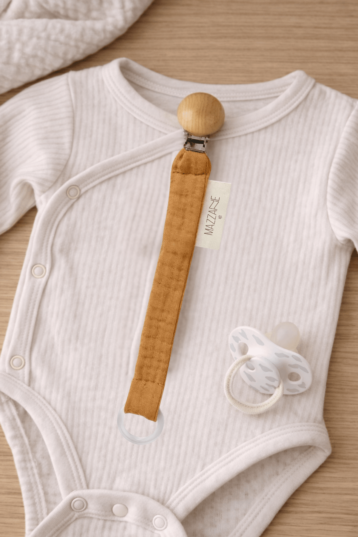 Attache - tétine bébé personnalisable fait main en gaze de coton camel - Mazzanne