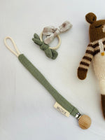 Attache - tétine bébé personnalisable fait main en gaze de coton vert - mazzanne