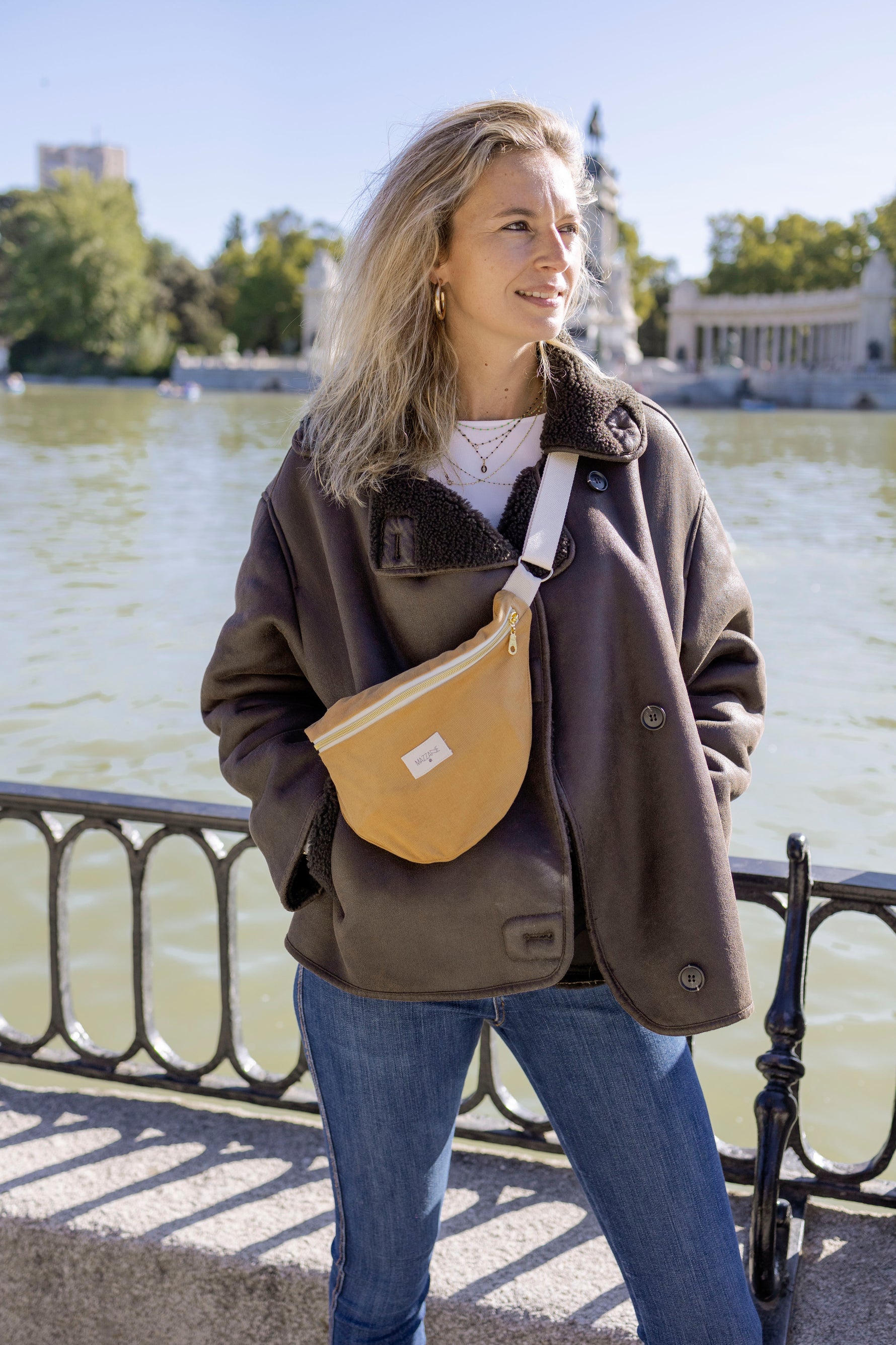 Sac banane femme en velours côtelé camel fait main au Portugal