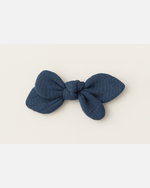 Barrette nœud gaze de coton bleu pour cheveux accessoire vêtement enfant - mazzanne