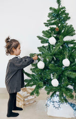 Boule de Noël blanche personnalisable en moumoute décoration festive - Mazzanne