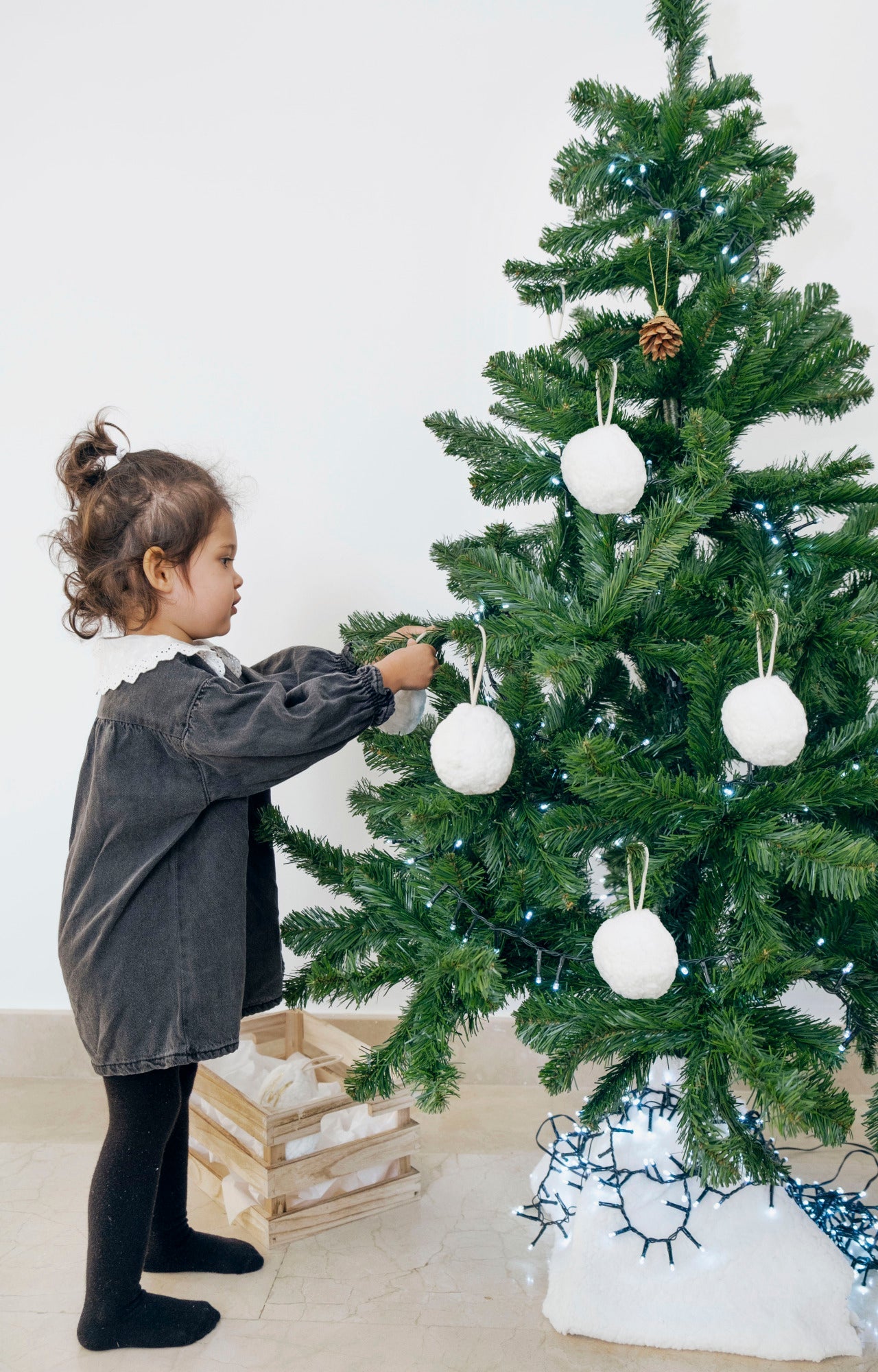 Boule de Noël blanche personnalisable en moumoute décoration festive - Mazzanne