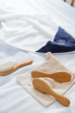 Brosse à cheveux bébé personnalisable en bois naturel et poils doux - mazzanne