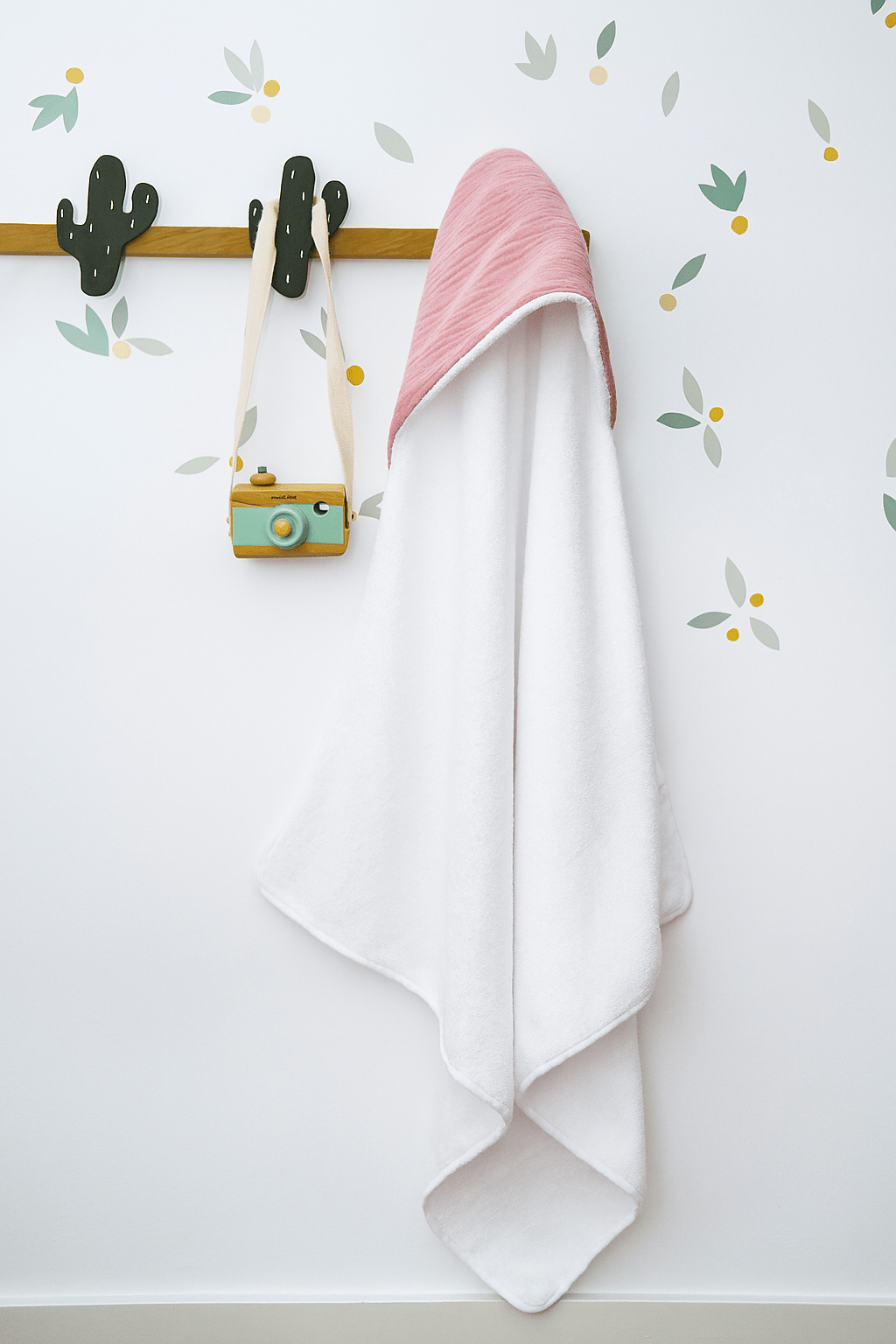 Cape de bain bébé personnalisable en éponge et gaze de coton rose - mazzanne