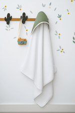 Cape de bain bébé personnalisable en éponge et gaze de coton verte - mazzanne