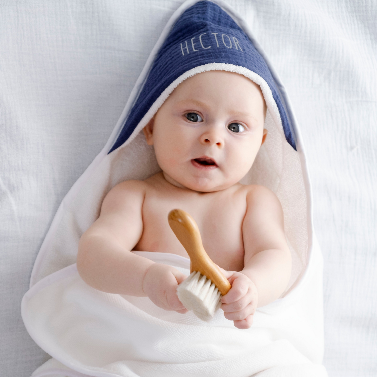 cape de bain bébé personnalisable en gaze de coton bleu et tissu éponge douce et chaude pour les sorties de bain