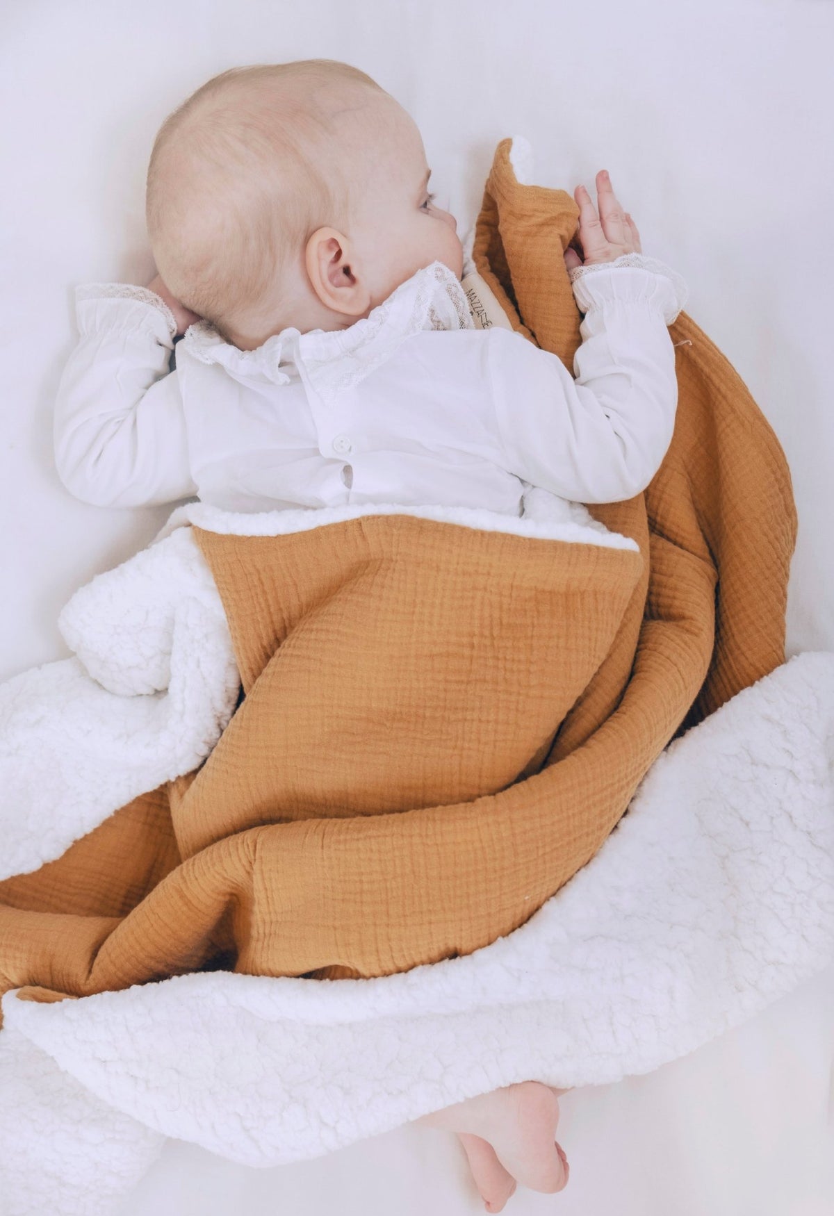 Couverture naissance bébé personnalisable en sherpa et gaze de coton camel - mazzanne