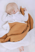 Couverture naissance bébé personnalisable en sherpa et gaze de coton camel - mazzanne