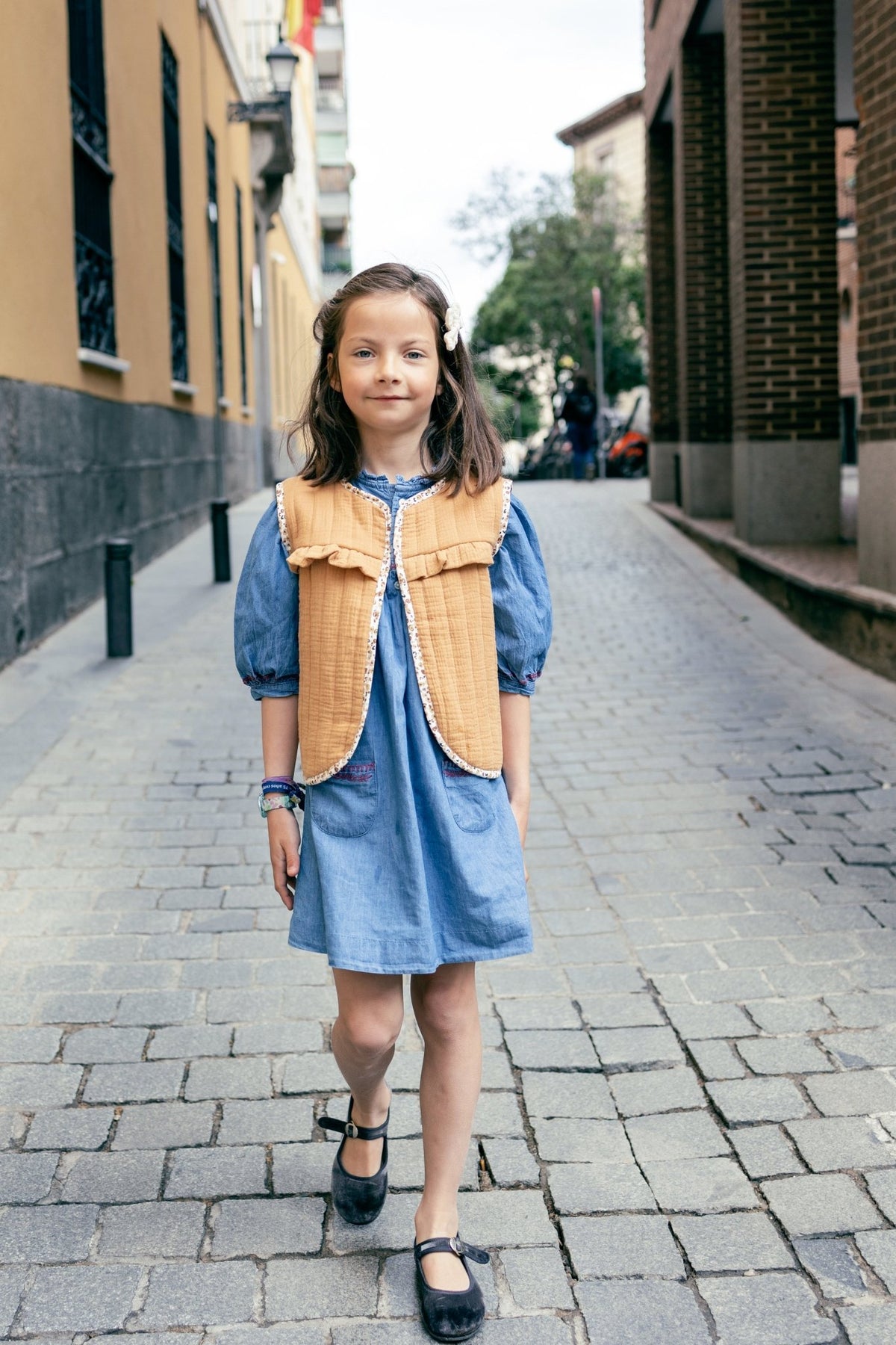 Gilet matelassé fille en gaze de coton camel à volant - Mazzanne