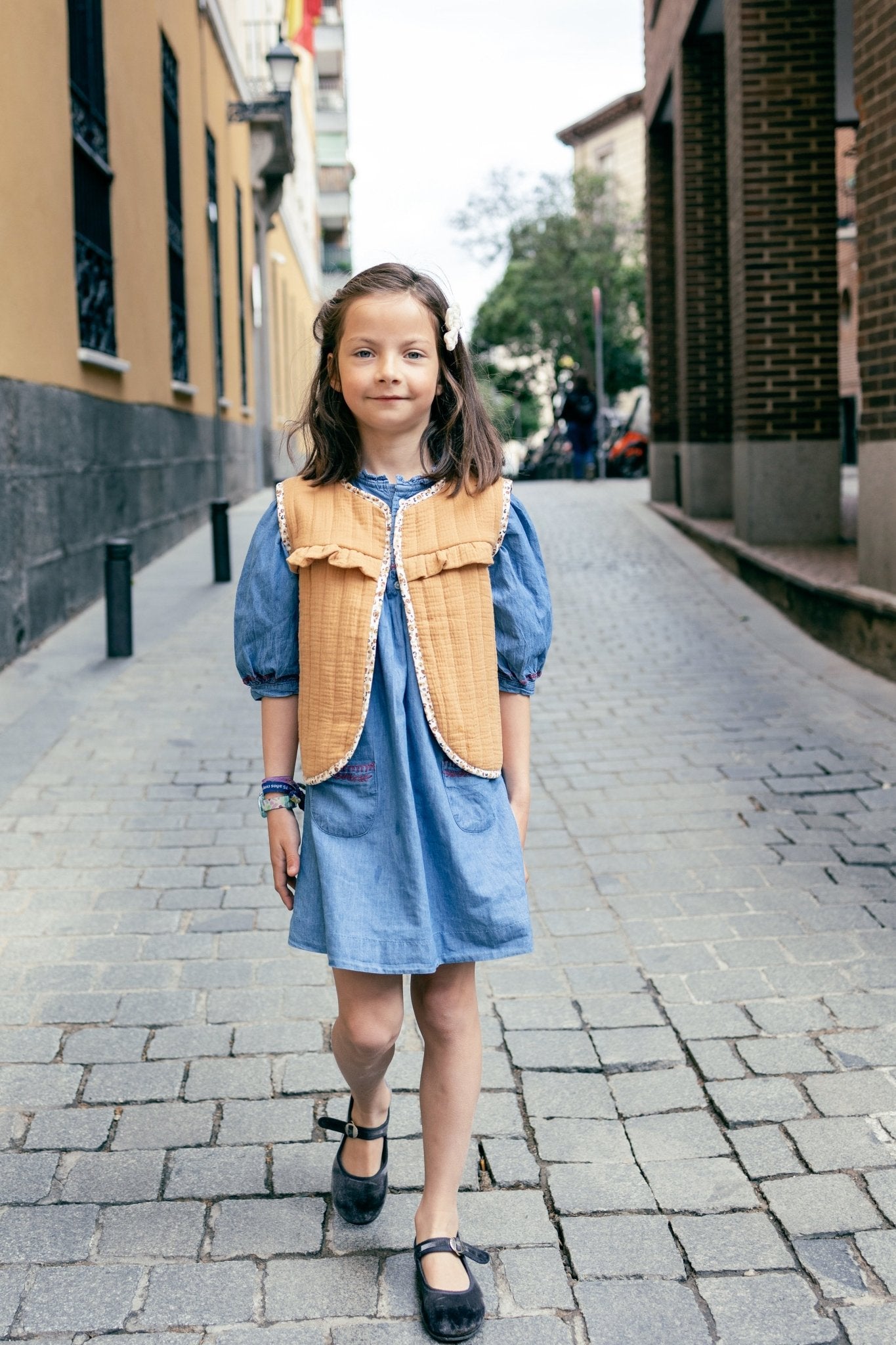 Gilet matelassé fille en gaze de coton camel à volant - Mazzanne
