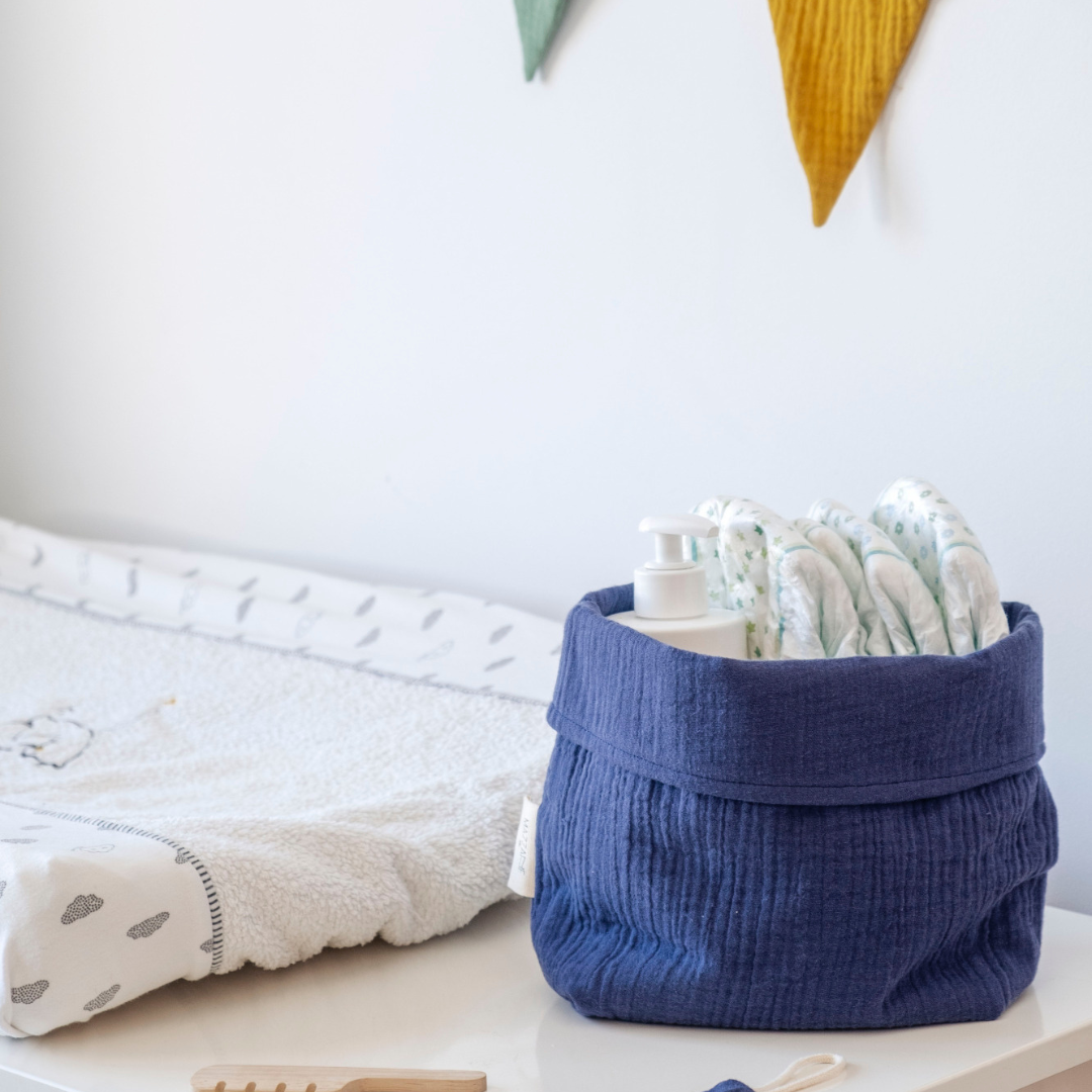 Panière de rangement en gaze de coton bleu pour table à langer avec couches et produit bébé à portée de main