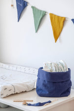 Panière de rangement bébé et enfant personnalisable en gaze de coton bleu - mazzanne