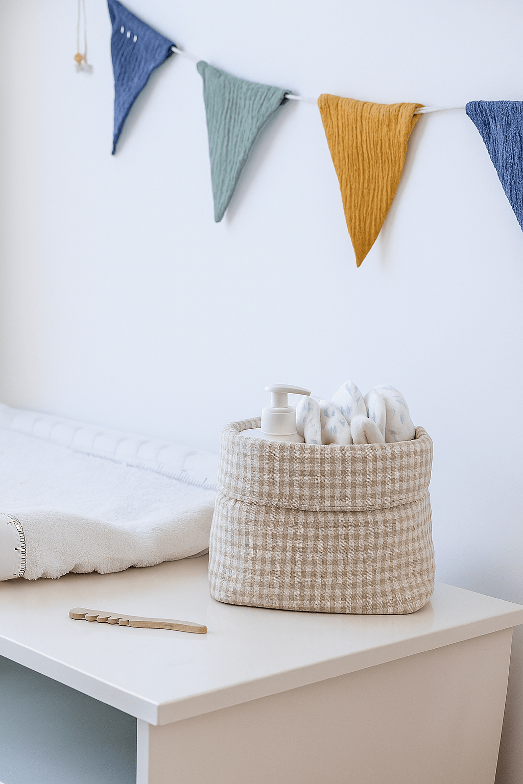 Panière de rangement bébé et enfant personnalisable en gaze de coton vichy beige - mazzanne