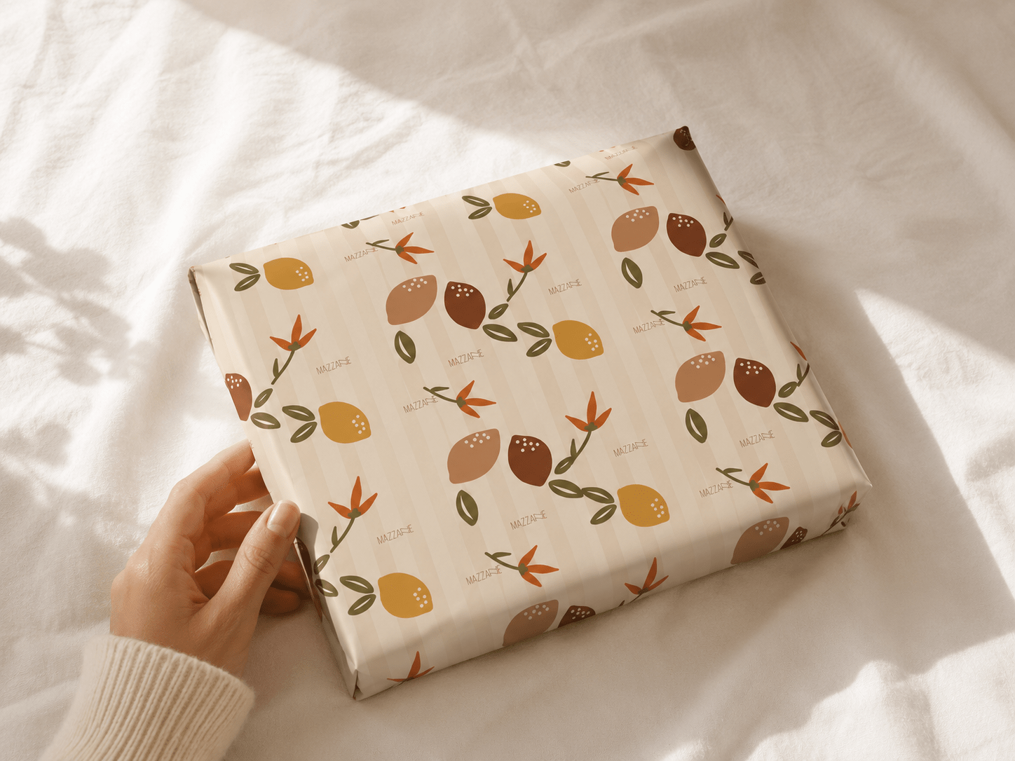 Papier cadeau Mazzanne à rayures rose poudré, citron colorés et fleurs tangerine - Mazzanne