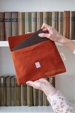 Pochette protection livre femme personnalisable en gaze de coton rose - mazzanne