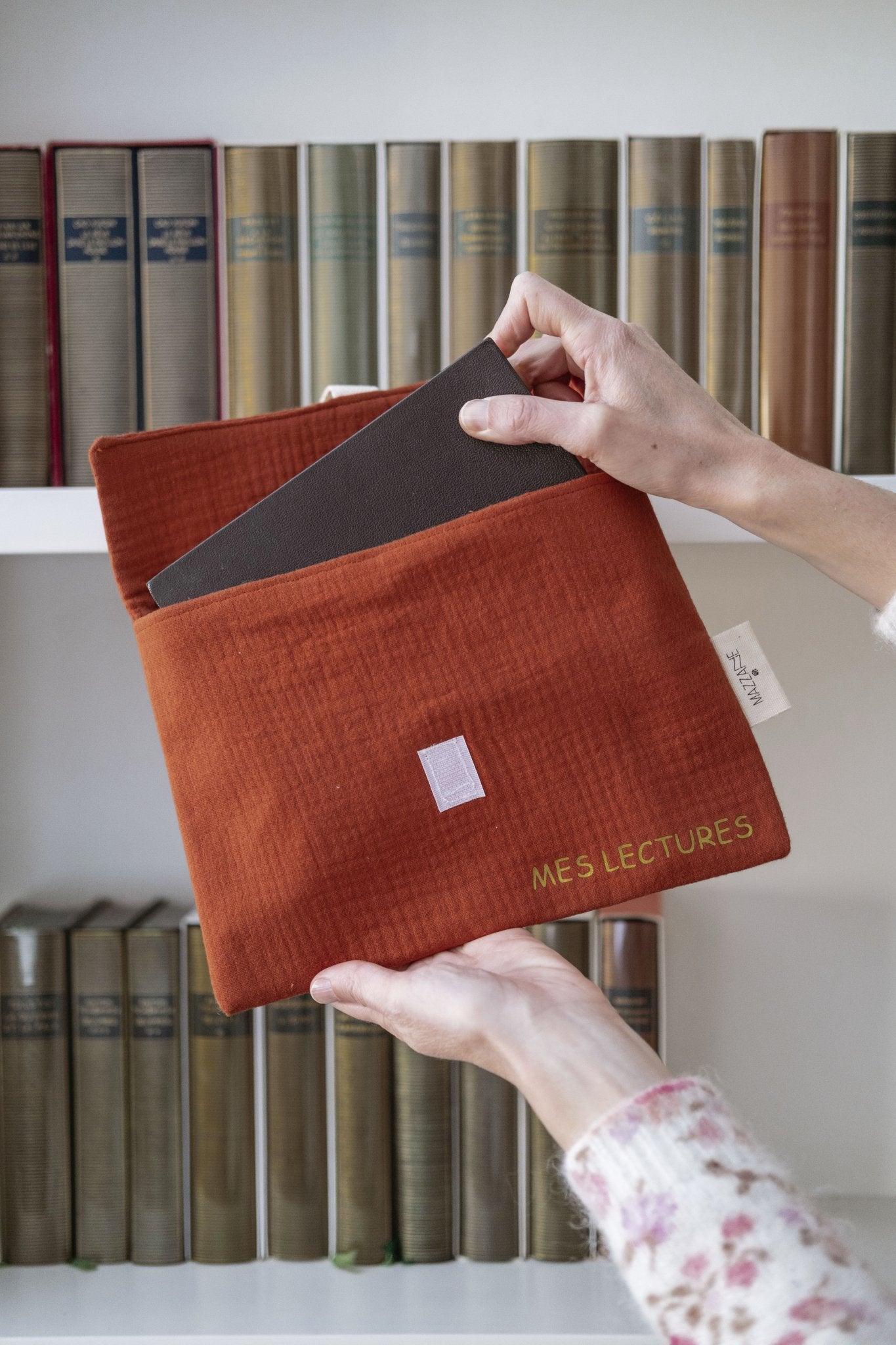 Pochette protection livre femme personnalisable en gaze de coton vichy beige - mazzanne