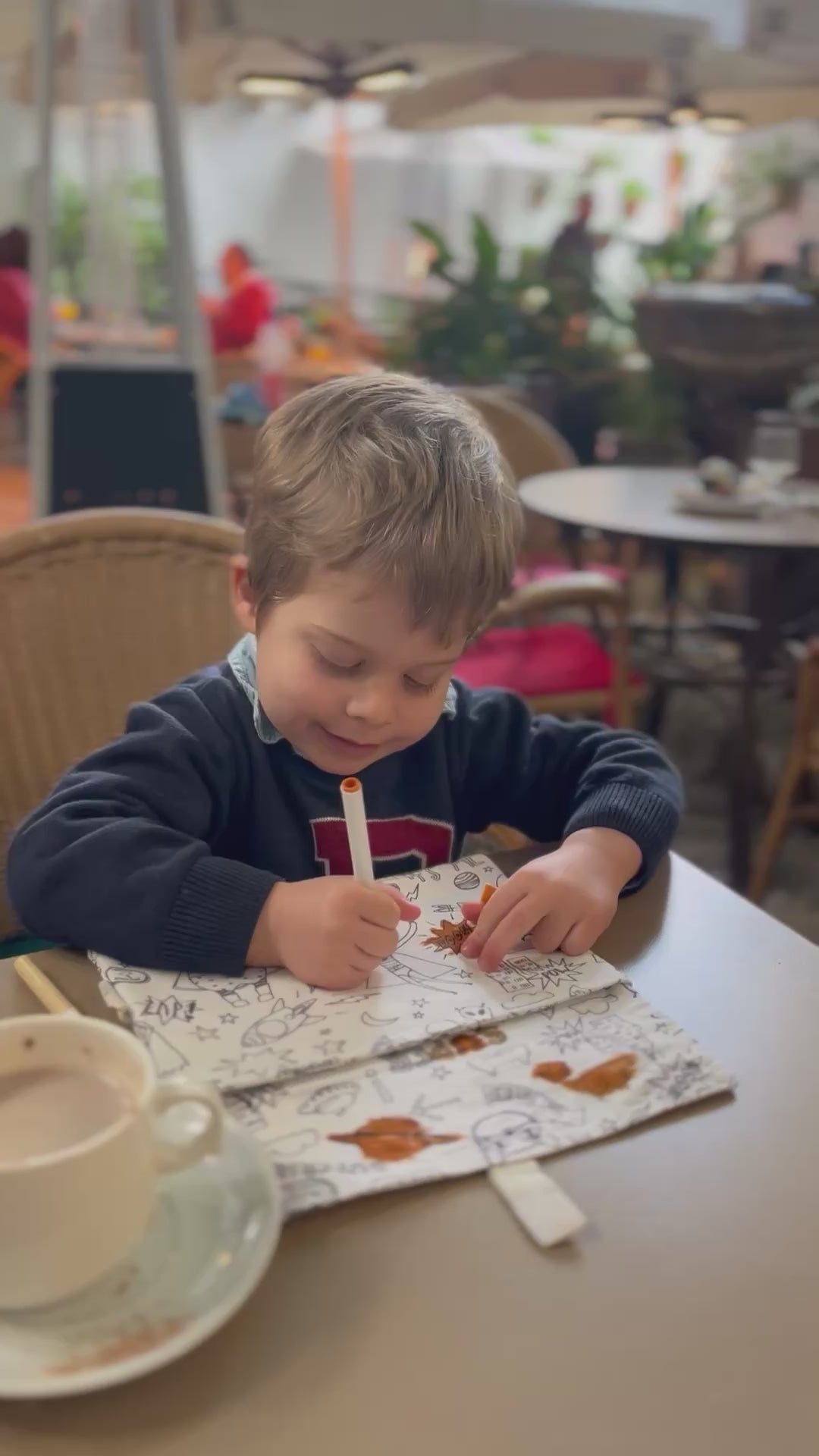 vidéo pochette à colorier lavable enfant feutres restaurant occuper les enfants partout