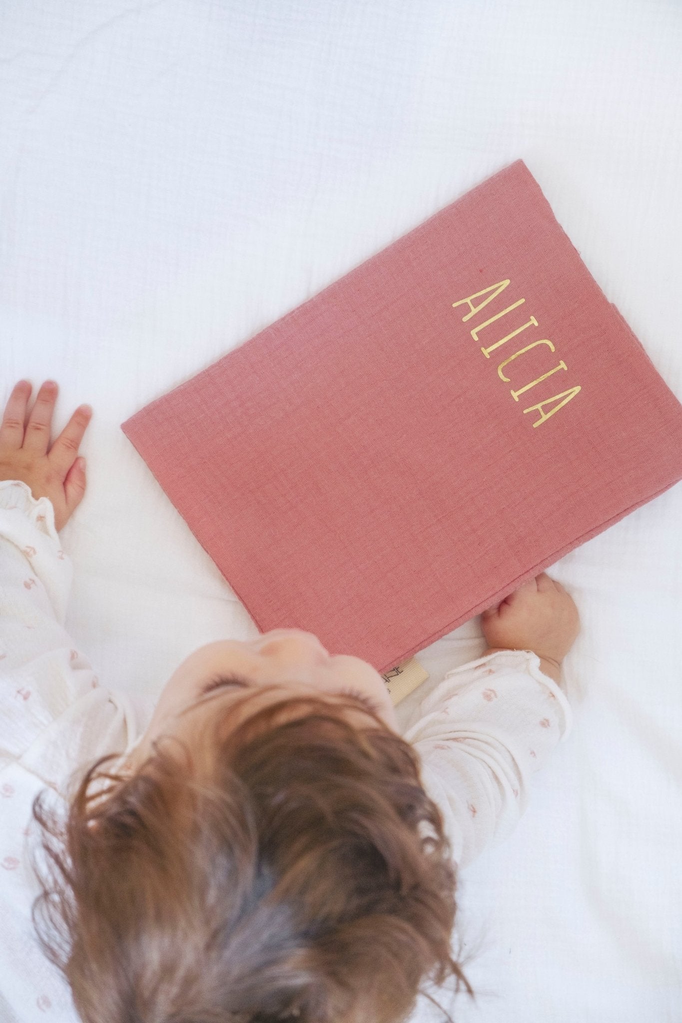 Protège carnet de santé bébé personnalisable en gaze de coton rose - mazzanne